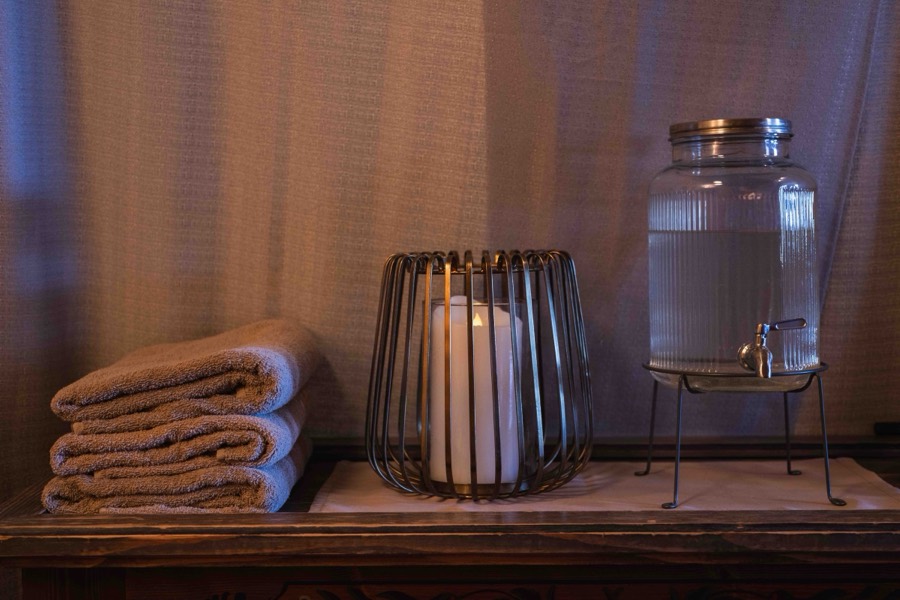 Towels, a candle and water in the sauna area